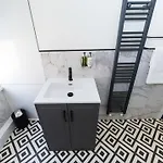 Coastline - Heart Of 1 & 2 Bed Apartments, Ideal For Contractors And Holidayers 레드카
